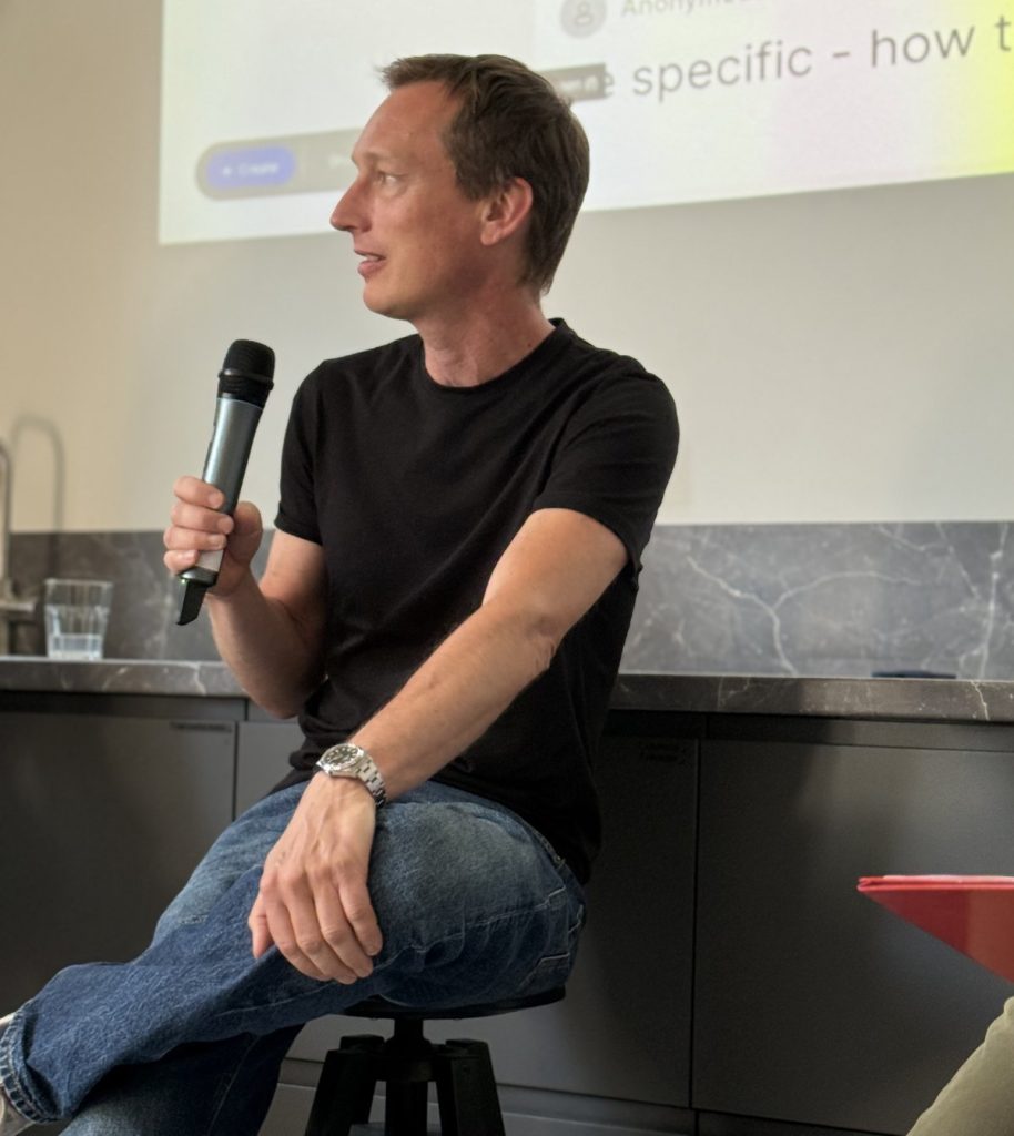 Thomas Kloos als Speaker mit Mikrofon