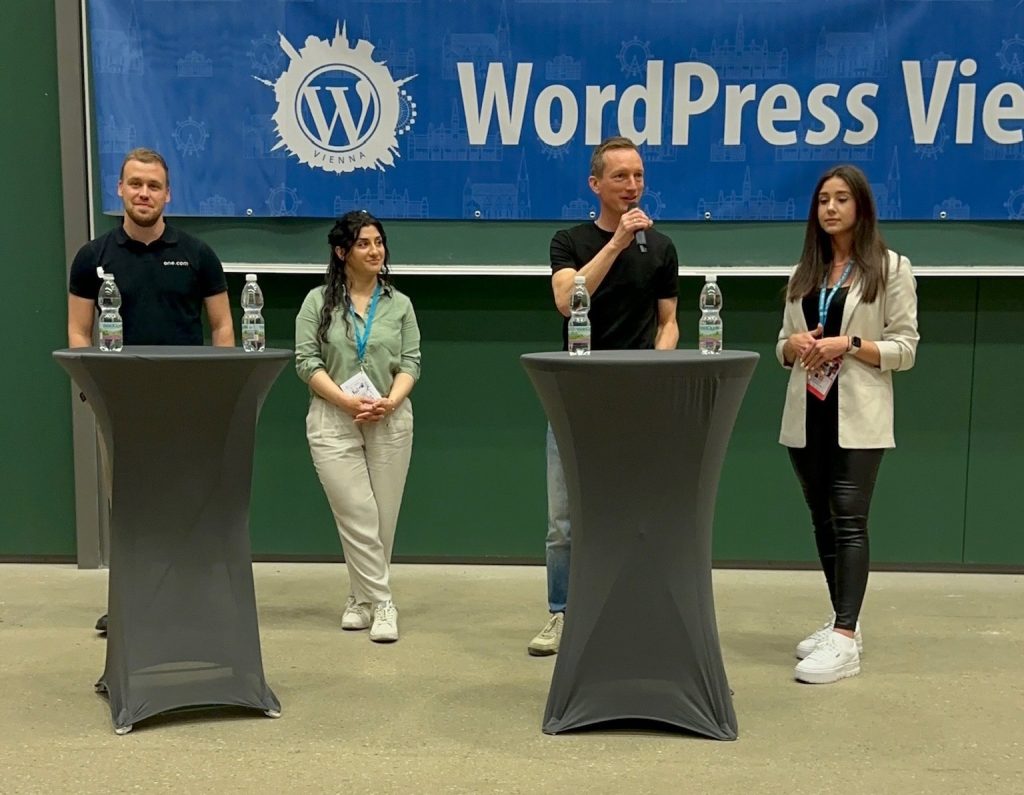 Thomas Kloos bei einer Diskussion auf der Bühne von WordPress Vienna